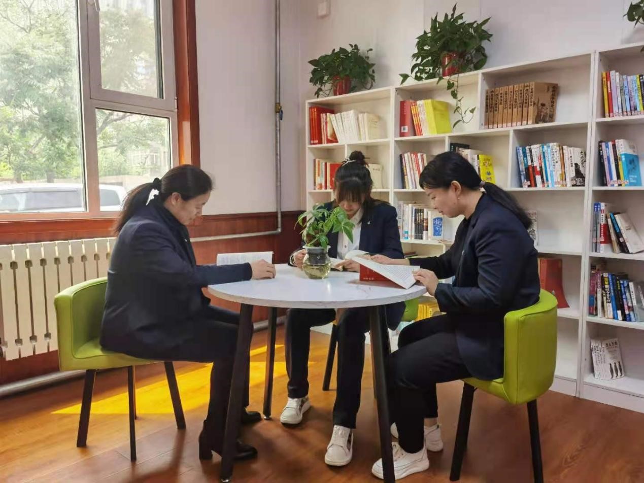 捐書學黨史 奮進新征程(圖1)