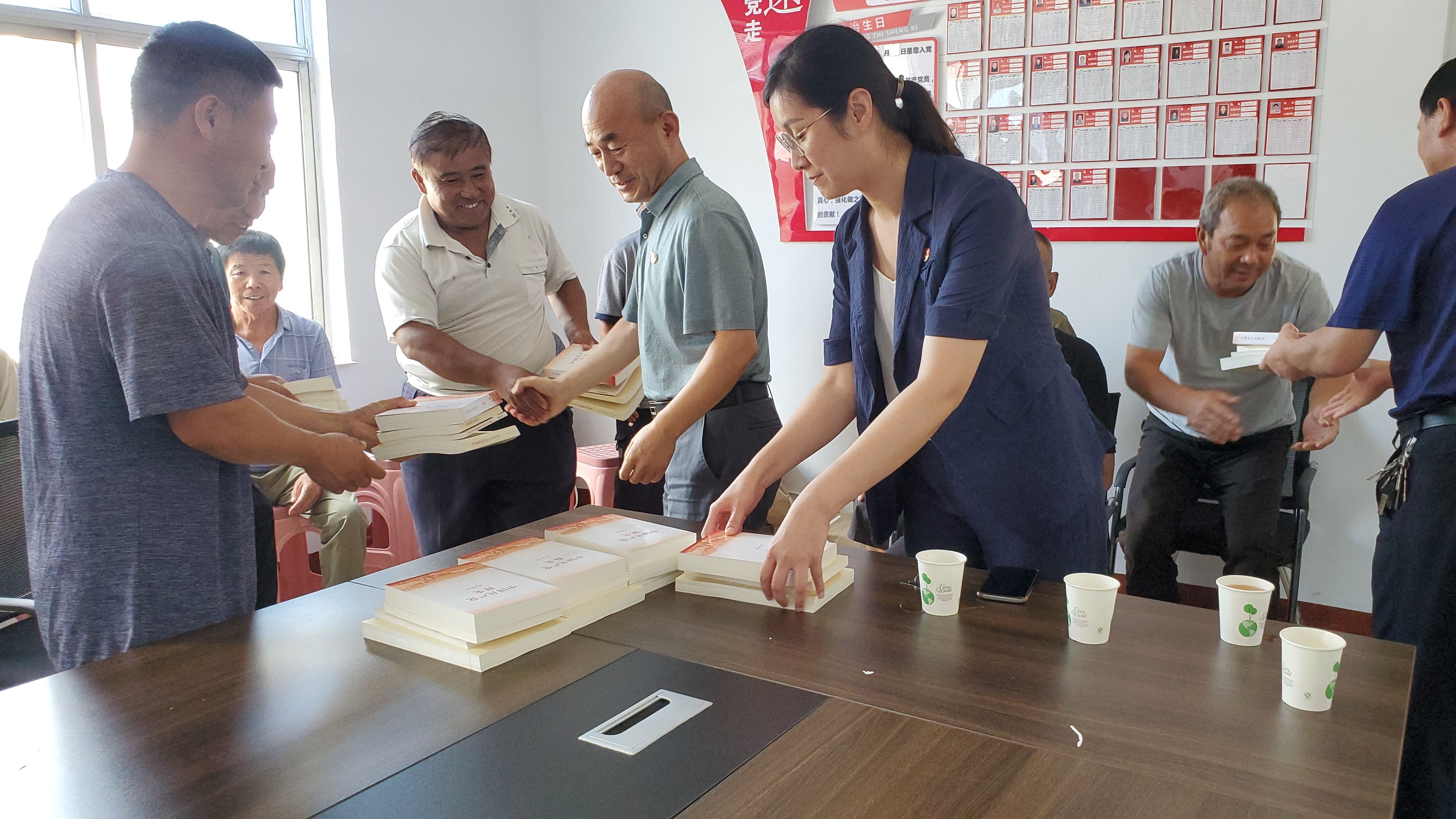 市能源集團赴幫扶村北邢村開展捐贈黨史學習教育書籍活動(圖1)
