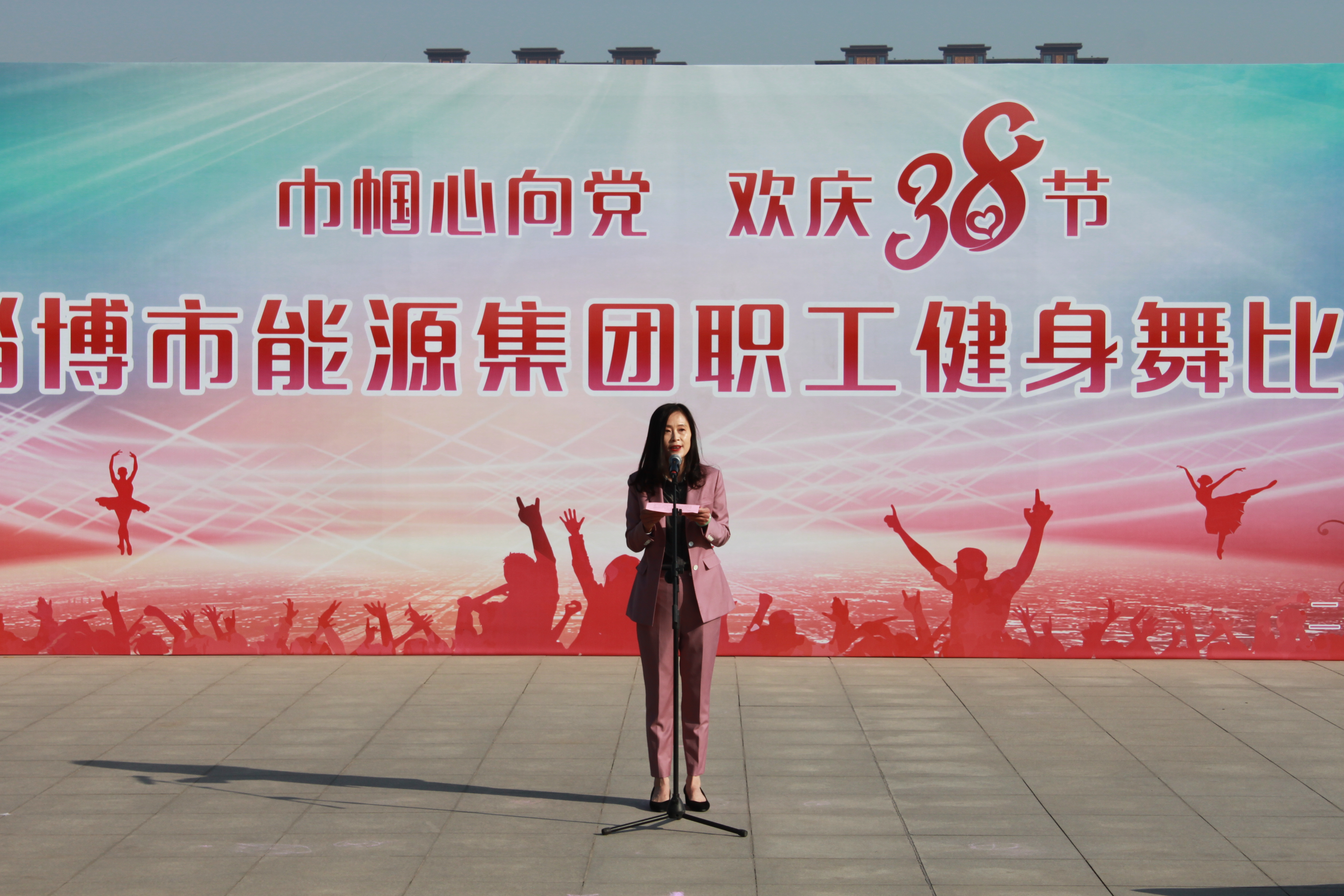 舞動青春旋律 飛揚巾幗風采(圖1)