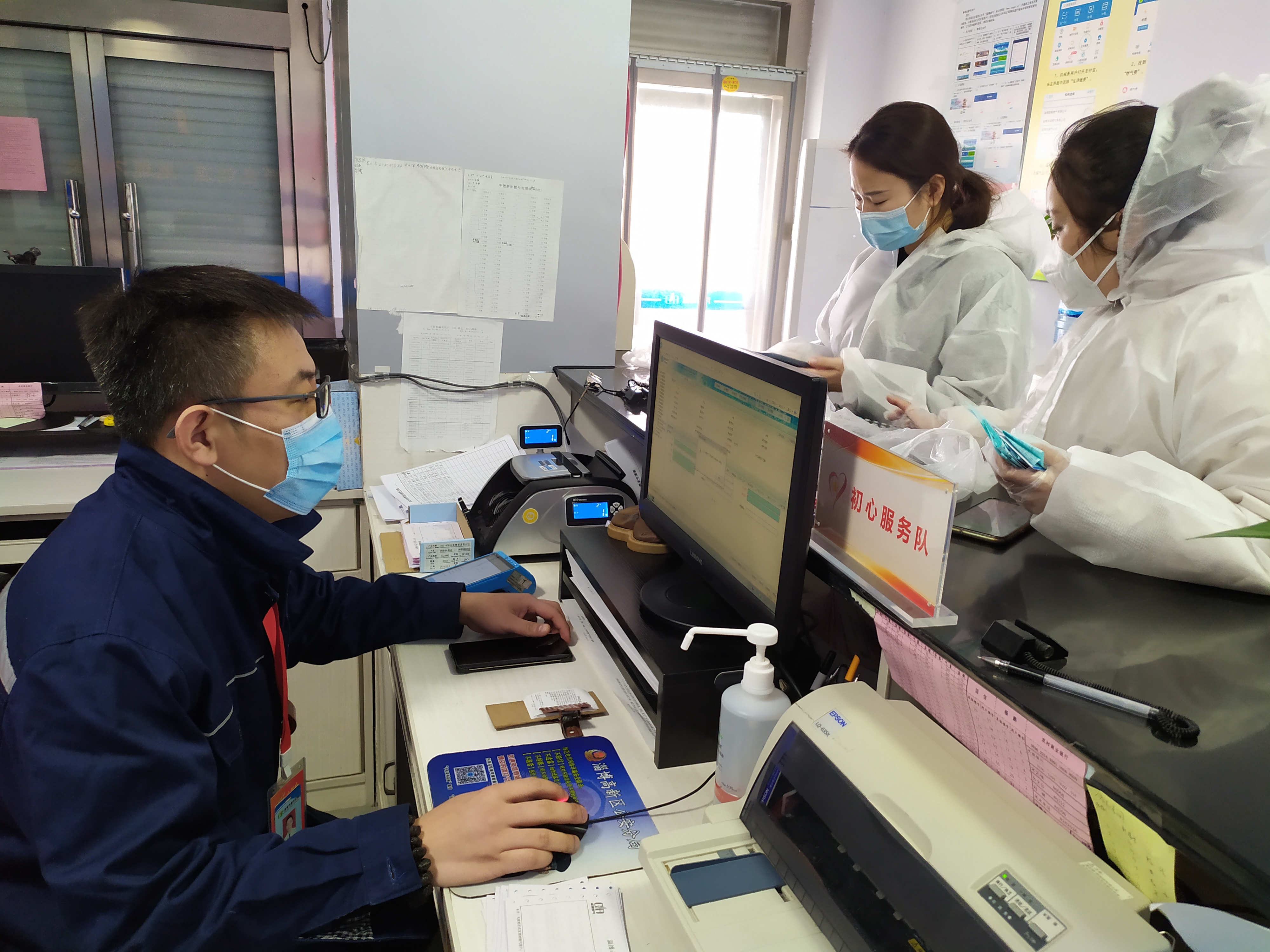 堅守崗位勇擔當  “藍焰衛士”同抗“疫”(圖1)