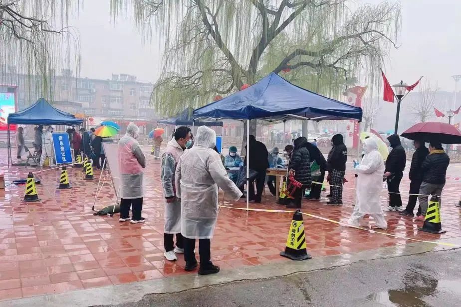 堅(jiān)守崗位勇?lián)?dāng) 積極作為同抗疫(圖1)